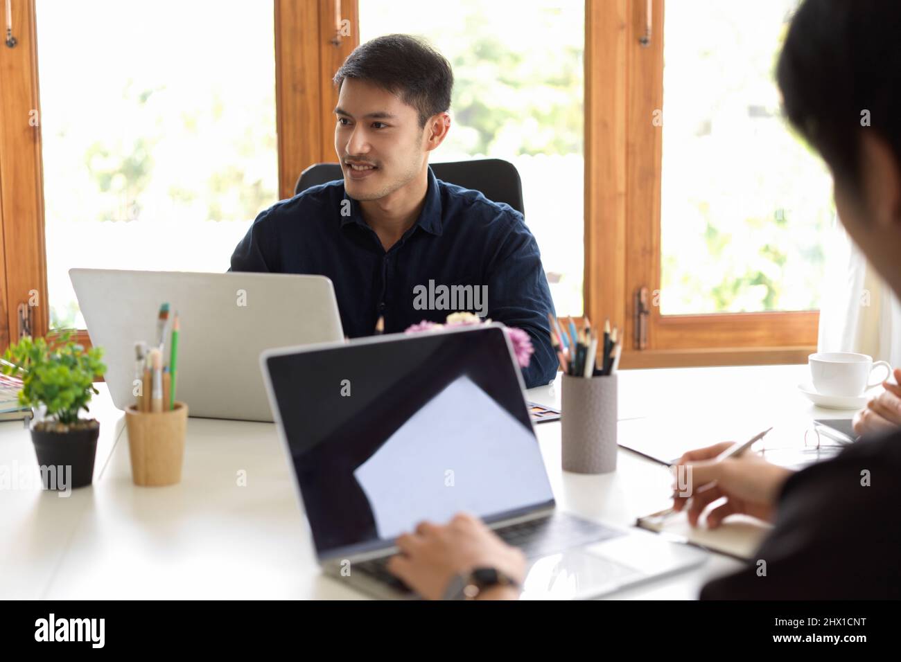 Smart Asian homme Manager consultant avec une équipe de conseillers en placement d'affaires dans la salle de réunion. Banque D'Images