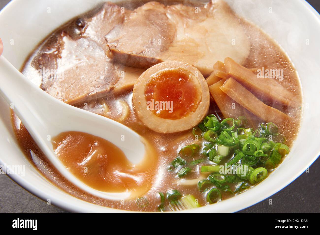 Ramen d'os de porc Banque D'Images