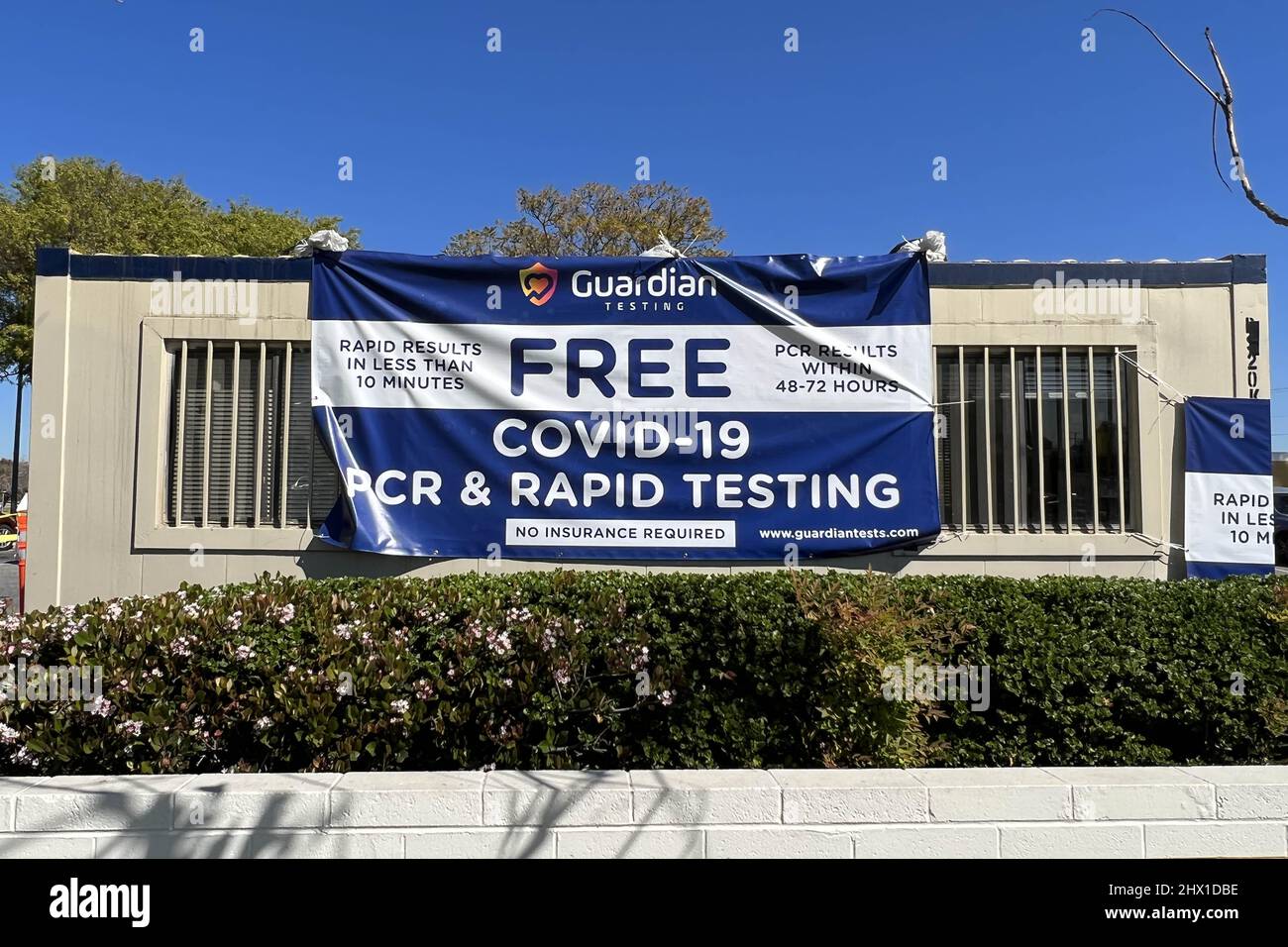 Une bannière Guardian Testing offrant gratuitement la PCR du coronavirus COVID-19 et des tests rapides au parc Belvedere, mardi 8 mars 2022, à Los Angeles. Banque D'Images