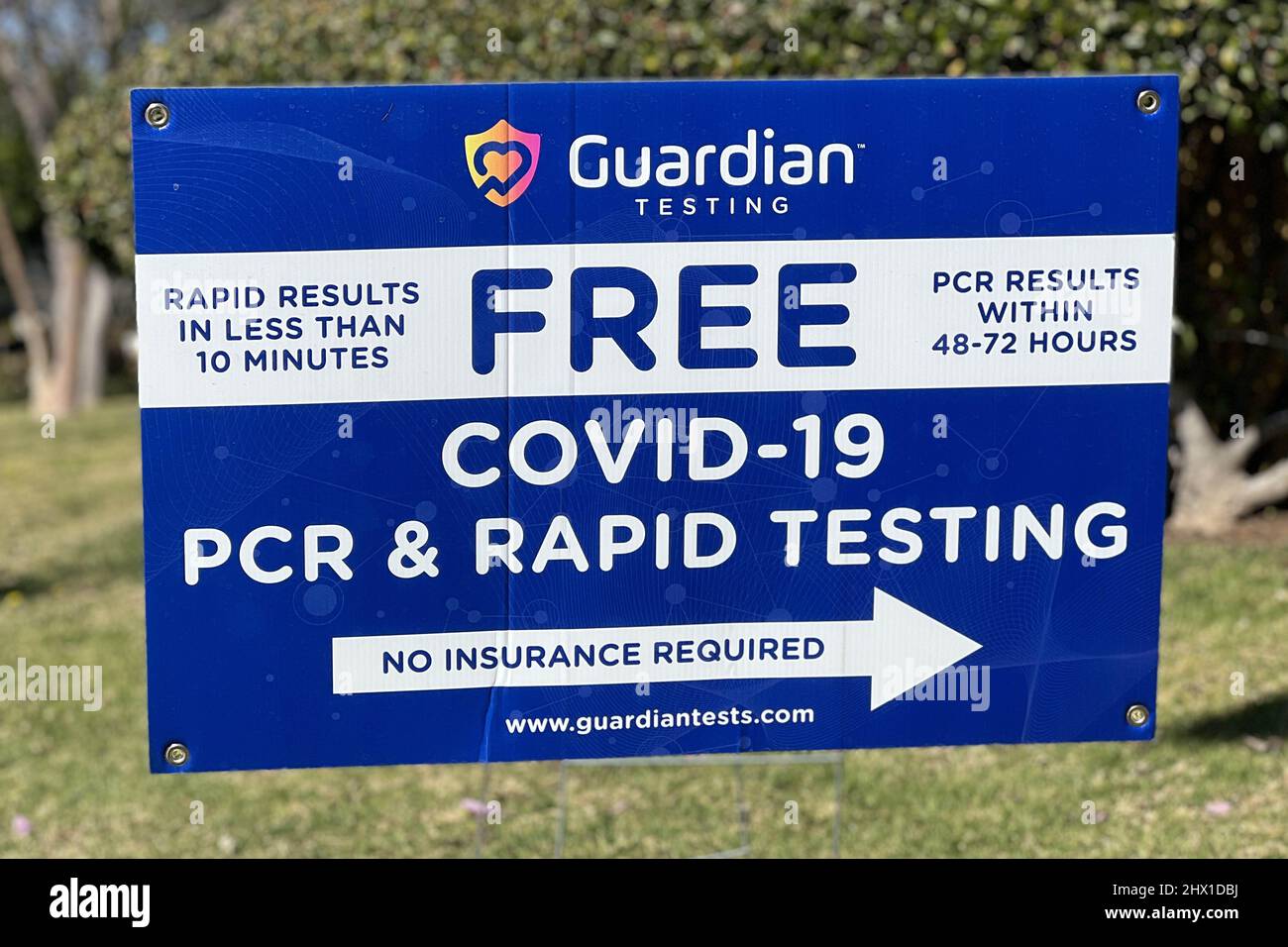 Un panneau Guardian Testing offrant gratuitement la PCR du coronavirus COVID-19 et des tests rapides à Belvedere Park, mardi 8 mars 2022, à Los Angeles. Banque D'Images