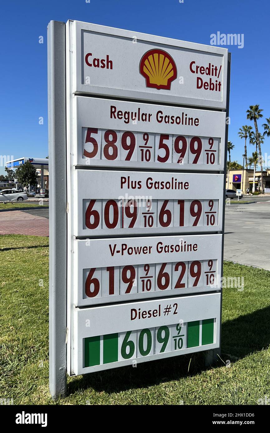 Les prix de l'essence par gallon sont affichés à une station Shell Oil mardi 8 mars 2022, à Monterey Park, en Californie. Banque D'Images