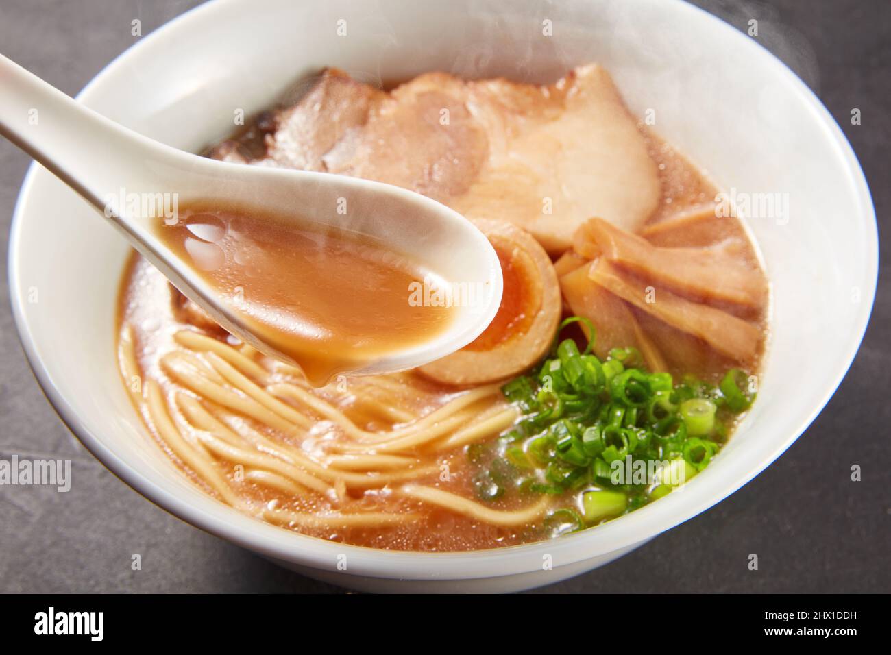 Ramen d'os de porc Banque D'Images