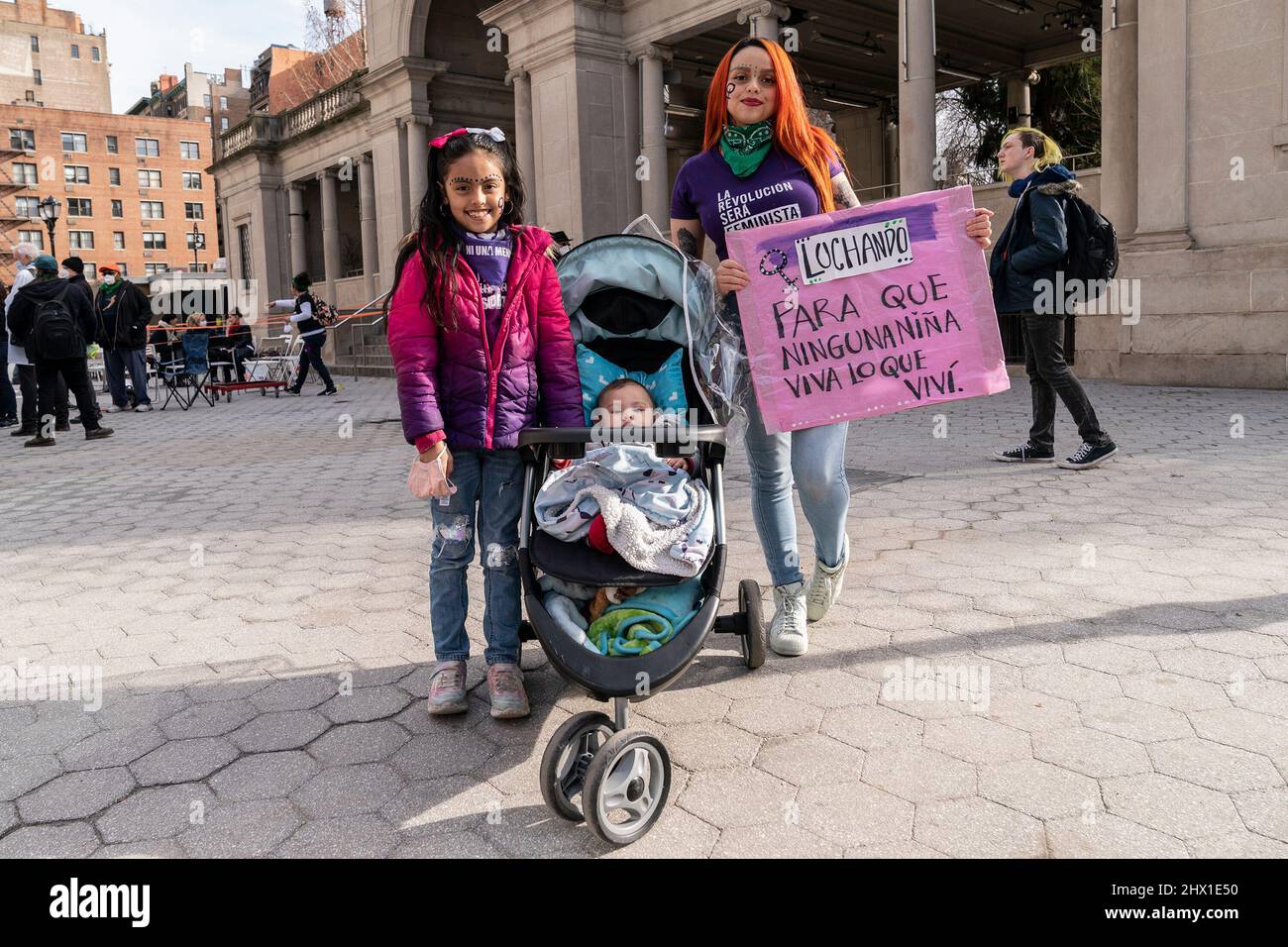 Des manifestants se sont réunis à l'occasion de la Journée internationale de la femme pour réclamer le droit à l'avortement sur Union Square. Le rallye a été organisé par RiseUp4AbortionRights.org. De nombreux manifestants portaient des bandanas verts pour soutenir les femmes colombiennes, où les avortements ont récemment été légalisés, le vert est la couleur adoptée par le mouvement pro-choix en Colombie. Les manifestants parlent de l'érosion des droits à l'avortement en Amérique et s'inquiètent de la décision prochaine de la Cour suprême dans l'affaire Dobbs contre Jackson Women's Health attendue à la fin du printemps. Vanessa ISA et sa fille de 8 ans Isabella et son fils de 7 mois Noah qui sont fro Banque D'Images