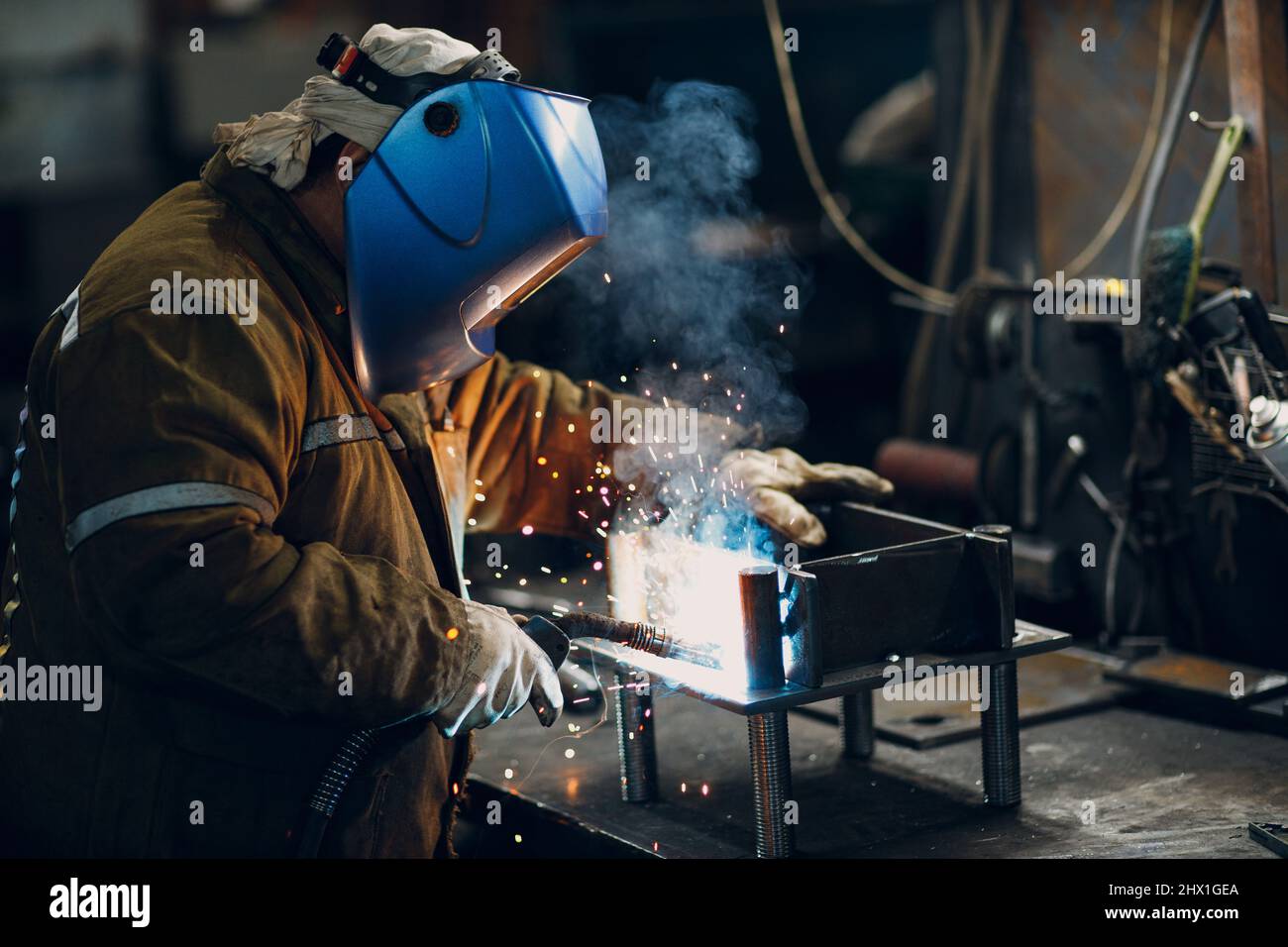 Soudage par soudage acier métal construction de pièces industrielles en usine. Banque D'Images