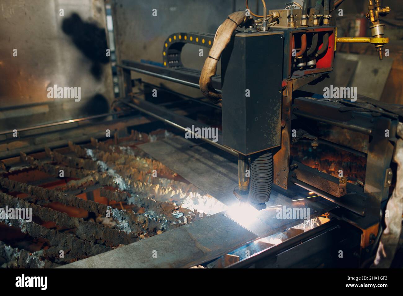 Machine automatique de découpe au laser cnc travaillant avec des tôles avec des étincelles.Usine de fabrication industrielle de métaux. Banque D'Images