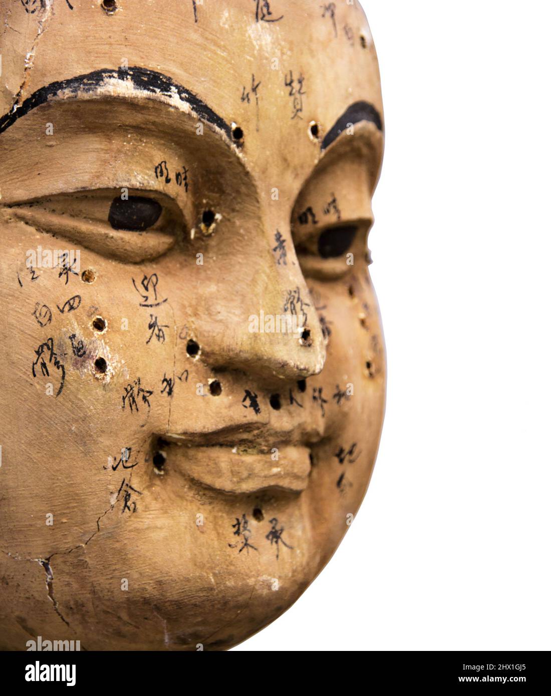 Ancien visage en bois montrant des points d'acupuncture, isolé sur fond blanc Photo Stock Alamy