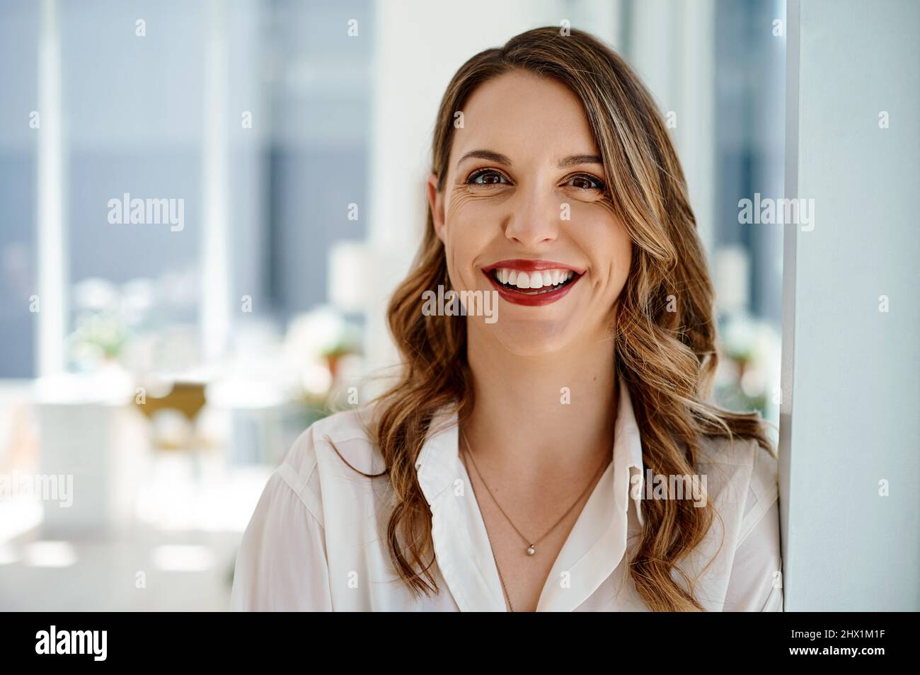 Gardez toujours une mentalité positive. Portrait d'une jeune femme d'affaires attirante debout à l'intérieur de son bureau. Banque D'Images