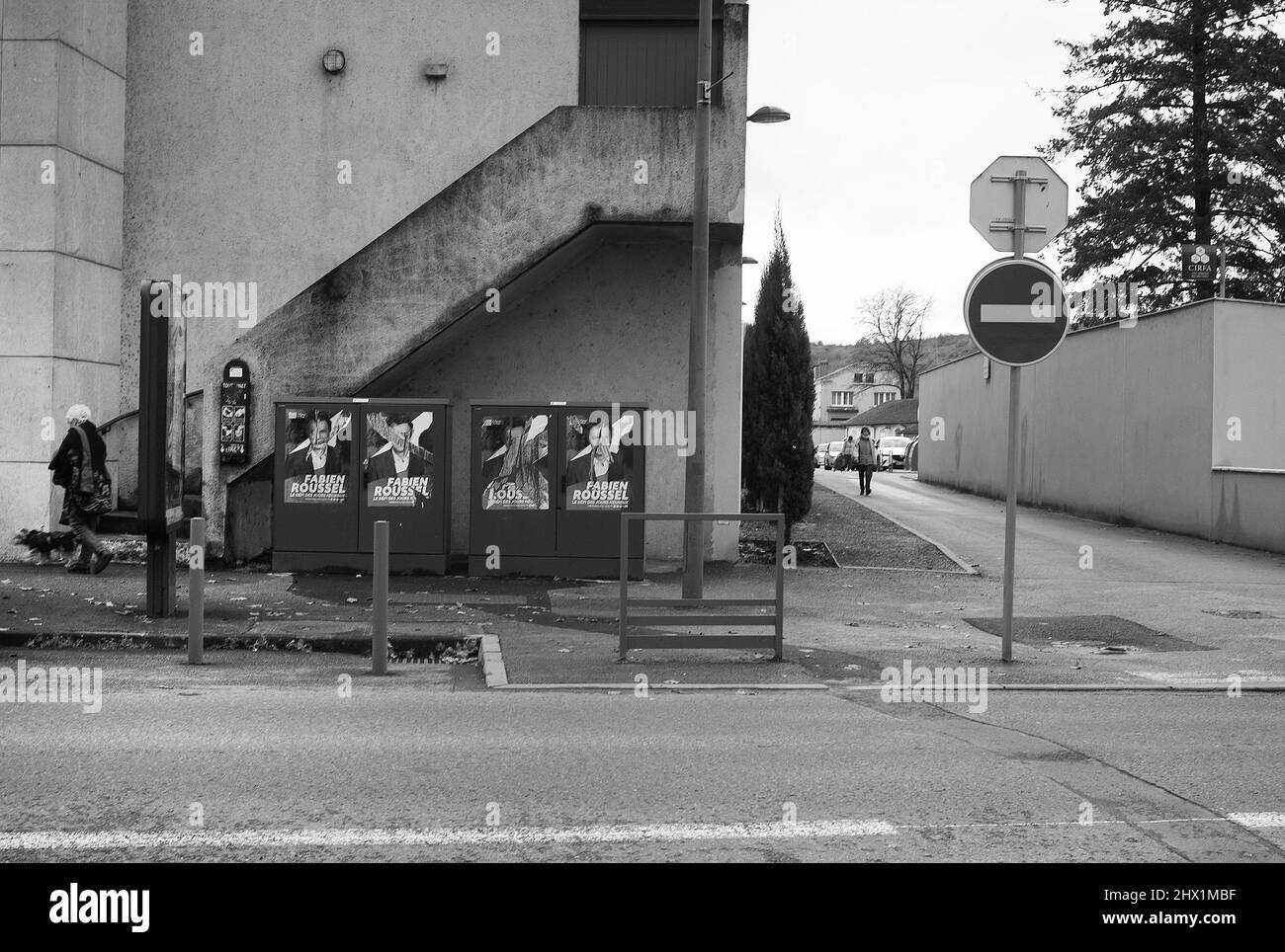 Affiches défacées pour Fabien Roussel, rue de la barre, Cahors, département du Lot, sud-ouest de la France Banque D'Images