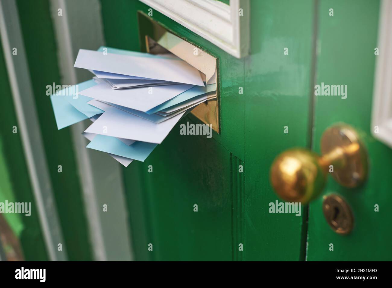Entrée remplie d'enveloppes. Photo rognée de lettres dans une boîte de lettres. Banque D'Images