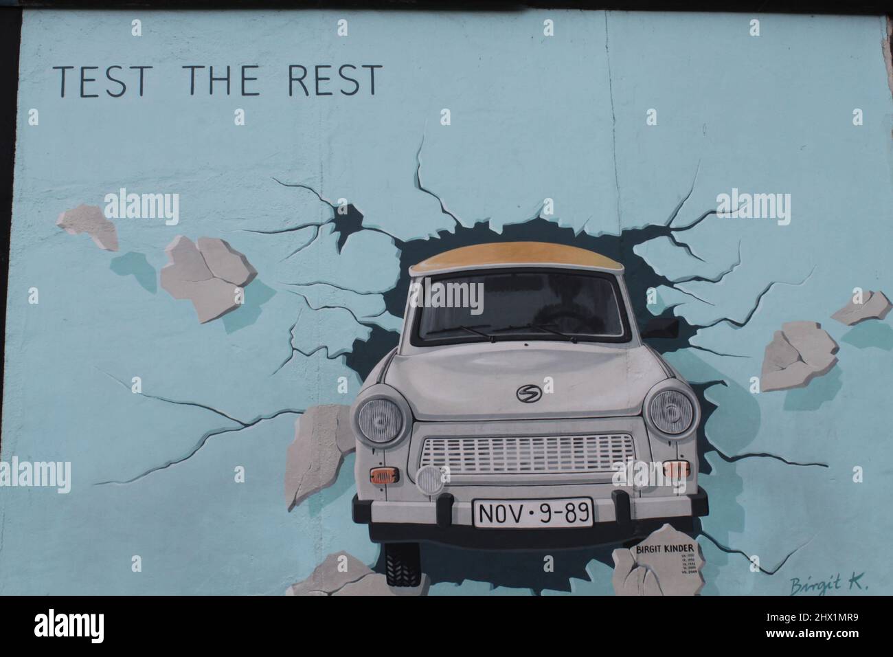 Graffii avec le Trabant, dans la section du mur de Berlin (Berliner mauer) nommée East Side Gallery Banque D'Images