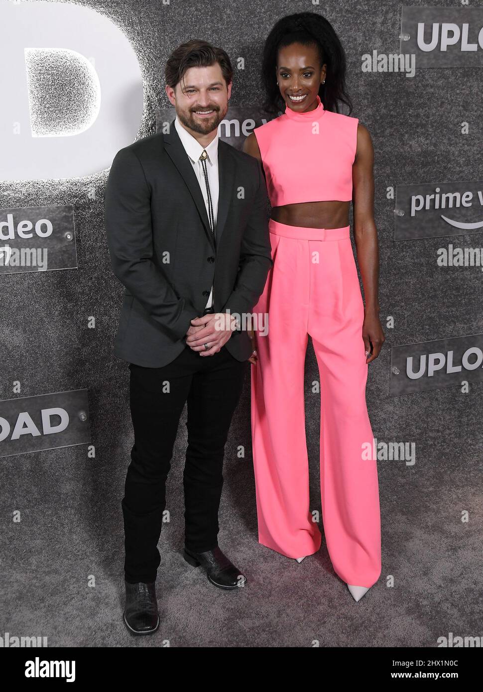 Los Angeles, États-Unis. 08th mars 2022. (G-D) Kevin Bigley et Zainab Johnson à l'Amazon Prime Video's UPLOAD première saison 2 tenue à l'édition West Hollywood à West Hollywood, CA le mardi 8 mars 2022. (Photo par Sthanlee B. Mirador/Sipa USA) crédit: SIPA USA/Alay Live News Banque D'Images