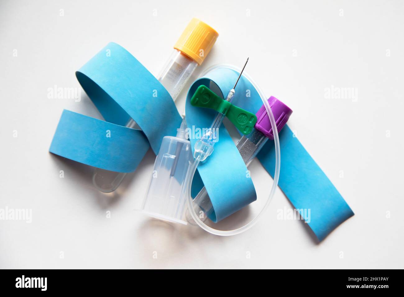 aiguille papillon à ponction veineuse à usage unique et tubes à essai pour prélever un échantillon de sang Banque D'Images