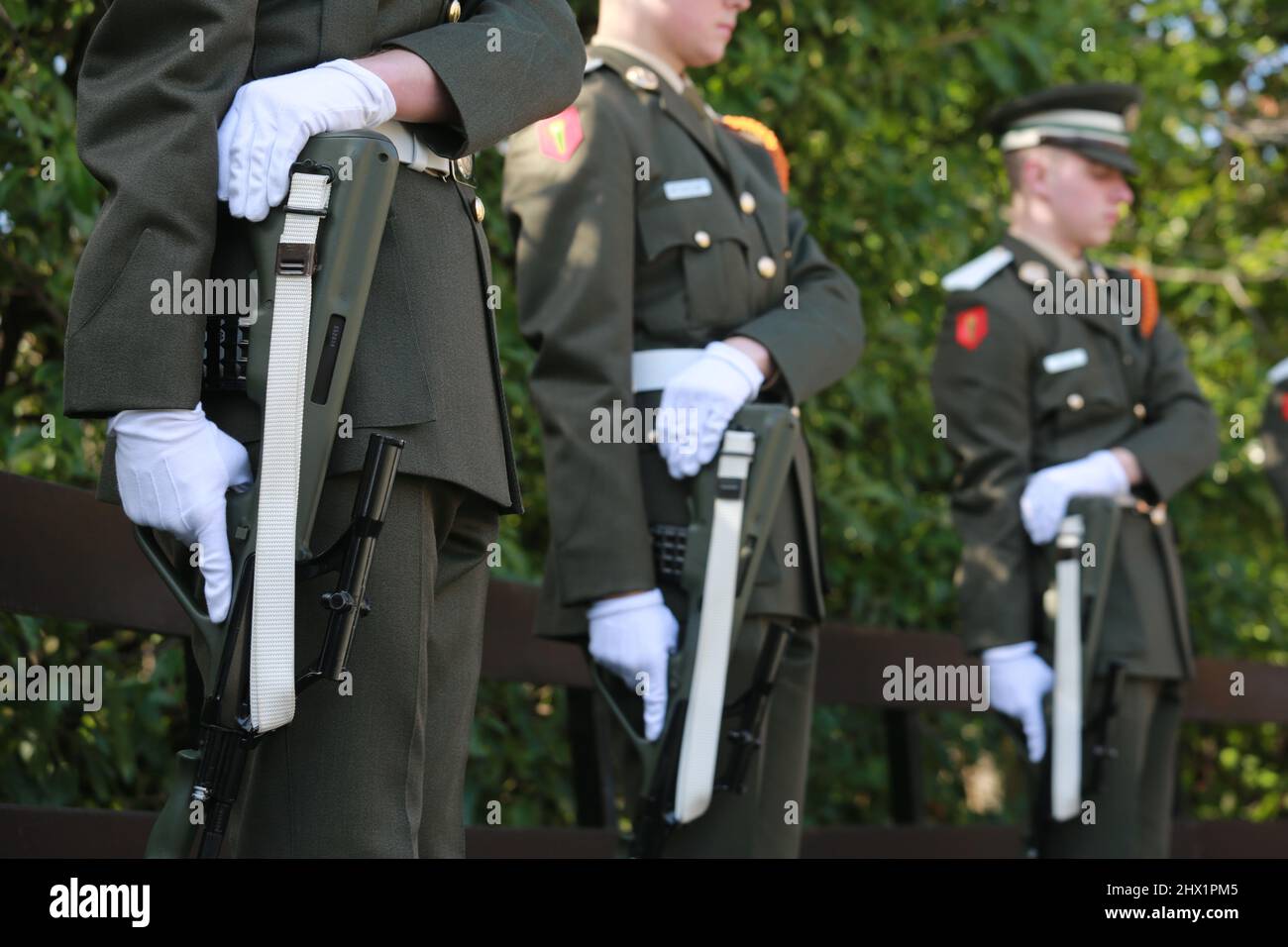 Les mains gantées de cadets de l'irlandais comme ils répètent pour une cérémonie en commémoration de l'augmentation de 1916 à Dublin. Banque D'Images
