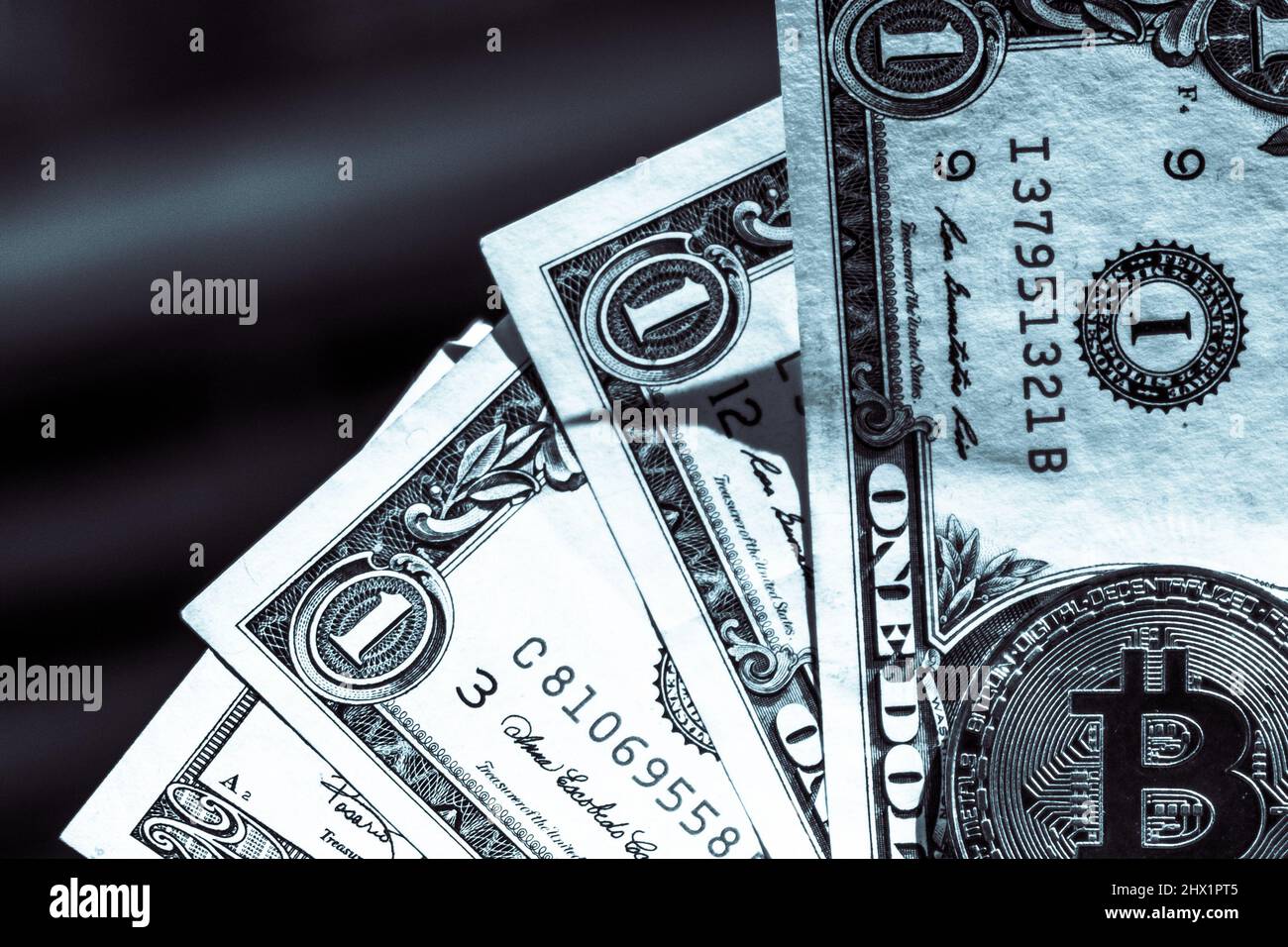 Dollars et Bitcoin. Économie et taux de change du dollar. Photo de haute qualité Banque D'Images
