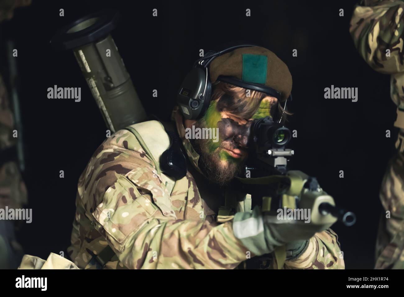 Objectif décisif d'un œil de soldat formé entièrement chargé. Photo de haute qualité Banque D'Images