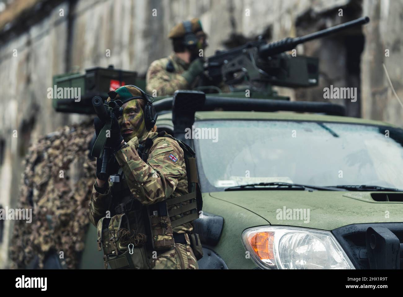 Soldat paniquant visant à un dilemme sur le champ de bataille . Photo de haute qualité Banque D'Images