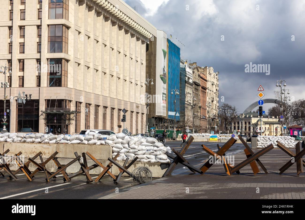 KIEV, UKRAINE - 08 mars 2022 : guerre de la Russie contre l'Ukraine. Des hérissons anti-chars au centre de la capitale ukrainienne sur la place de l'indépendance et la rue Khreshchatyk Banque D'Images