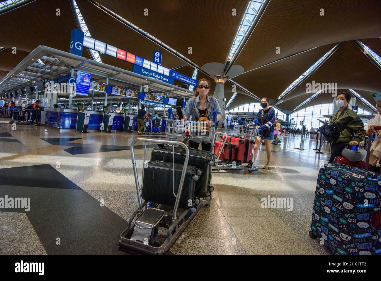 Kuala Lumpur, Malaisie. 9th mars 2022. Les passagers marchent à l'aéroport international de Kuala Lumpur à Sepang de Selangor, Malaisie, le 9 mars 2022. La Malaisie commencera la transition vers une phase endémique de la pandémie et rouvrira ses frontières aux voyageurs internationaux à partir d'avril 1, a déclaré mardi le Premier ministre malaisien Ismail Sabri Yaakob. Credit: Chong Voon Chung/Xinhua/Alay Live News Banque D'Images