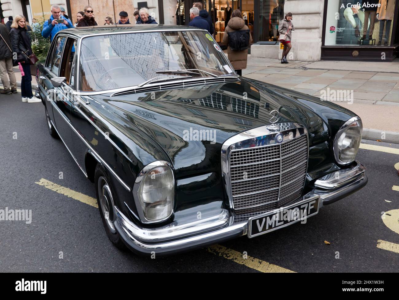 Vue des trois quarts avant d'un Green, Automatic, 1968, Mercedes 280SE, exposée au 2021, Regents Street Motor Show Banque D'Images