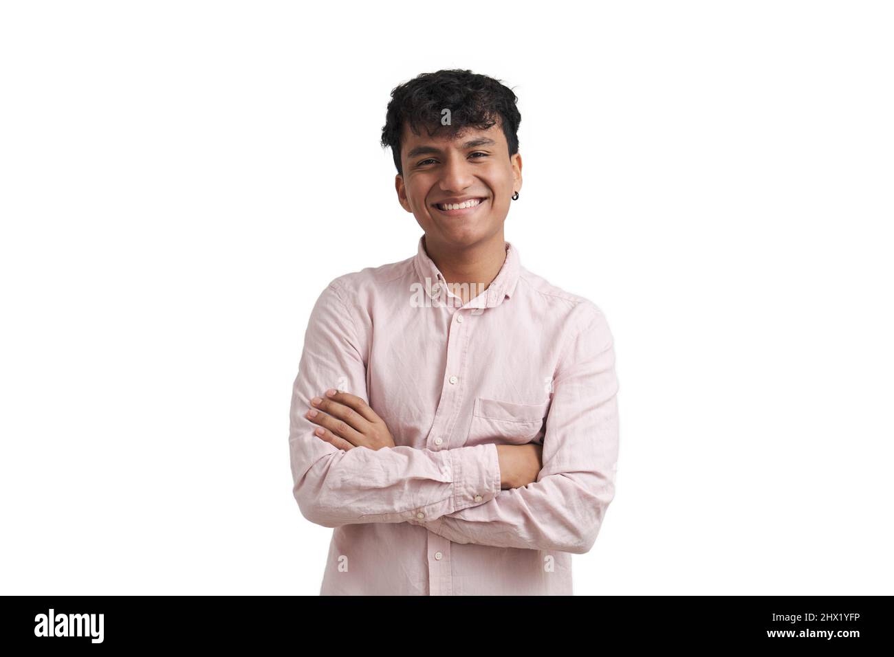 Jeune péruvien sourire portant un support de chemise rose avec les bras croisés, isolé. Banque D'Images