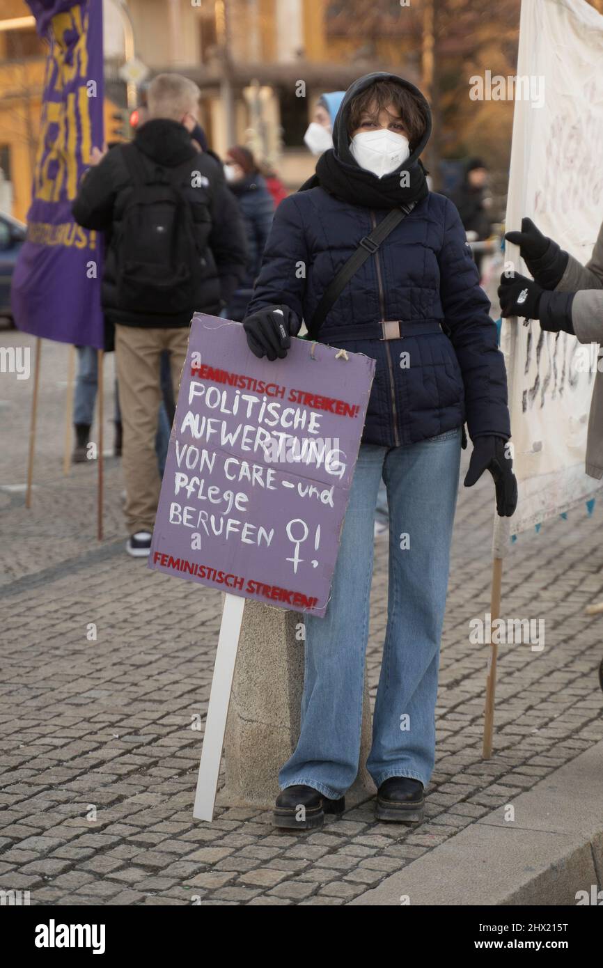 Munich, Allemagne. 08th mars 2022. Participant avec signe 'réévaluation politique des soins et des professions de soins infirmiers grève féministe'. Le 8 mars 2022, des centaines de participants se sont réunis à Koenigsplatz à Munich, en Allemagne, pour une grève féministe. (Photo par Alexander Pohl/Sipa USA) crédit: SIPA USA/Alay Live News Banque D'Images