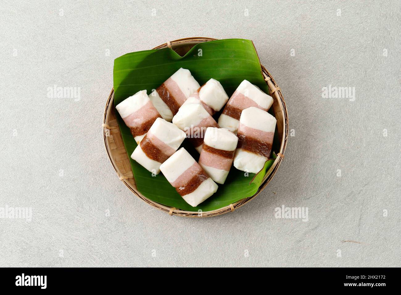 Vue du haut Getuk Tigna Warna ou Getuk Trio, en-cas javanais traditionnel sucré de Magelang. Un mélange de manioc, de sucre et de noix de coco Banque D'Images