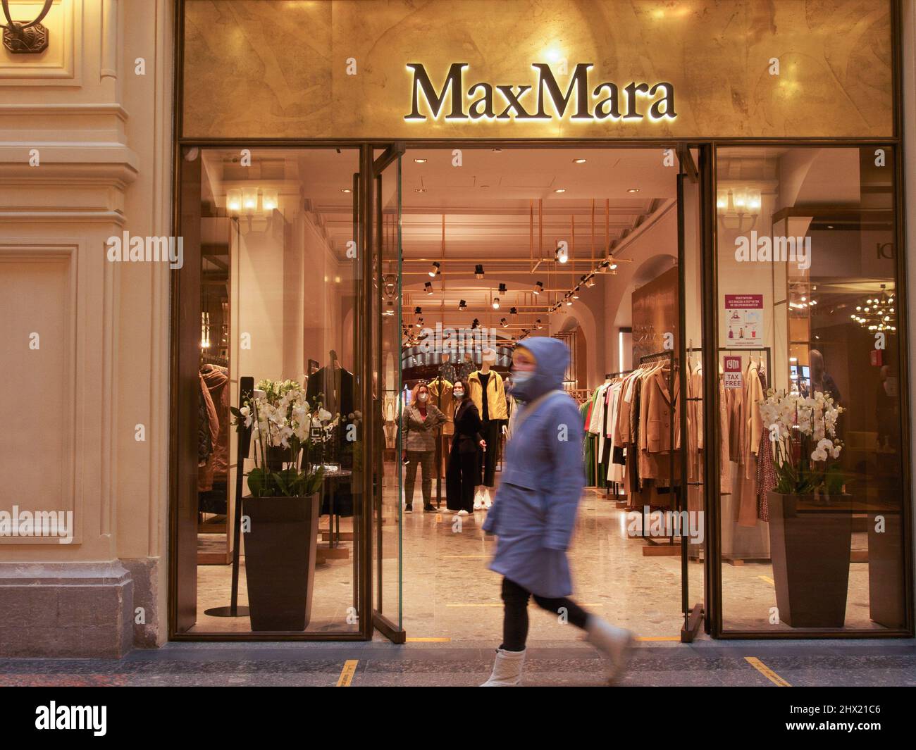 Moscou, Russie. 08th mars 2022. Une femme passe devant un magasin MaxMara  ouvert. Le 6 mars, plusieurs marques haut de gamme ont annoncé la fin de  leurs activités en Russie et la