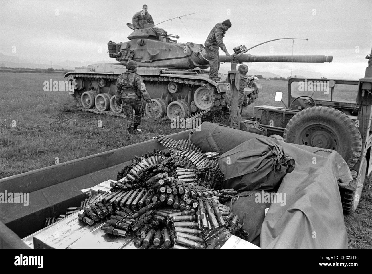- Exercices de l'OTAN à Friuli (nord de l'Italie), fourniture de munitions pour un char M 60 de l'armée américaine (septembre 1988) - esercitazioni OTAN à Friuli (Italia settentrionale), rifornimento di munizioni per un carro armato M 60 dell'U.S.Army (settembre 1988) Banque D'Images