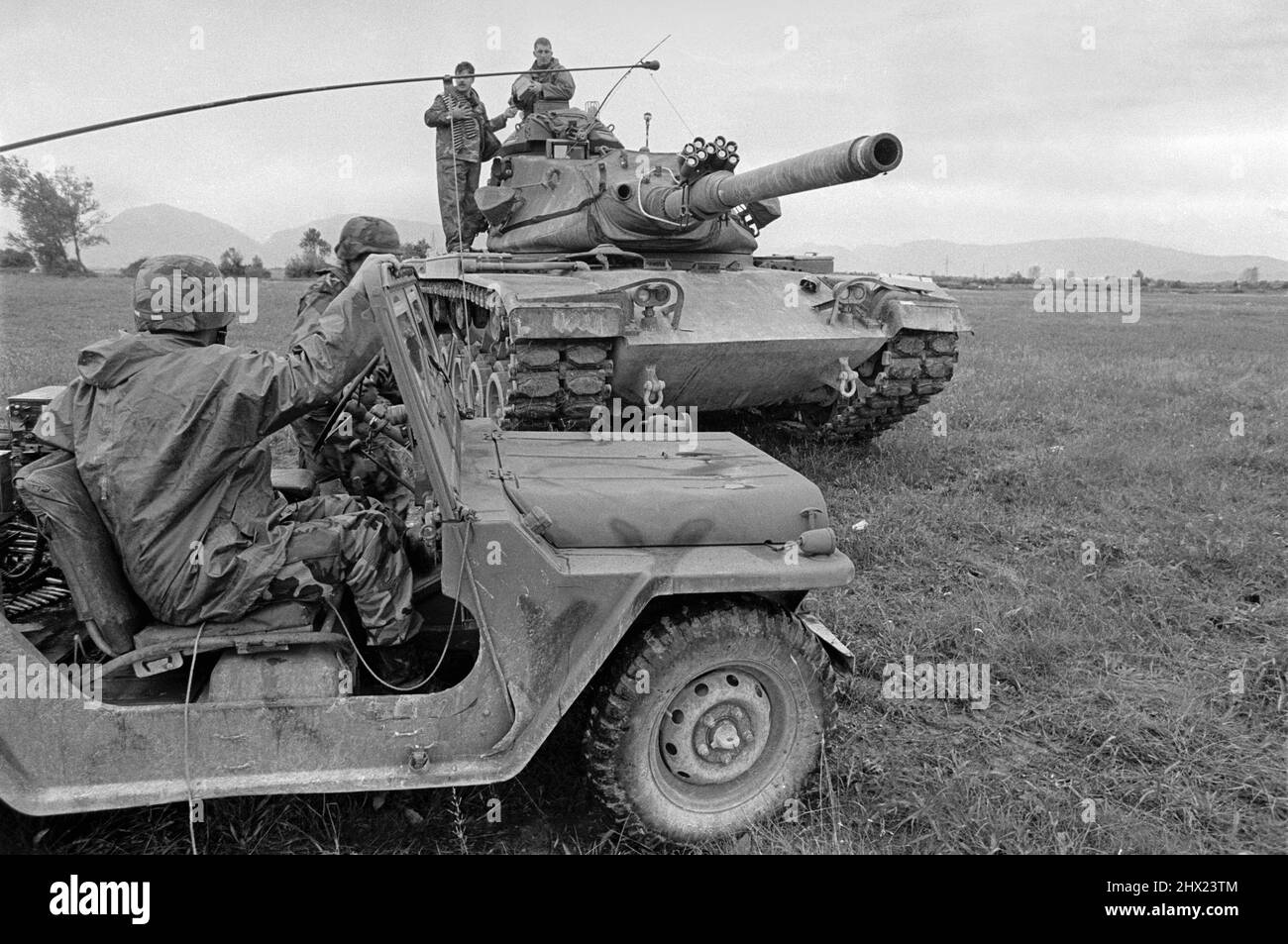 - Exercices de l'OTAN à Friuli (nord de l'Italie), fourniture de munitions pour un char M 60 de l'armée américaine (septembre 1988) - esercitazioni OTAN à Friuli (Italia settentrionale), rifornimento di munizioni per un carro armato M 60 dell'U.S.Army (settembre 1988) Banque D'Images
