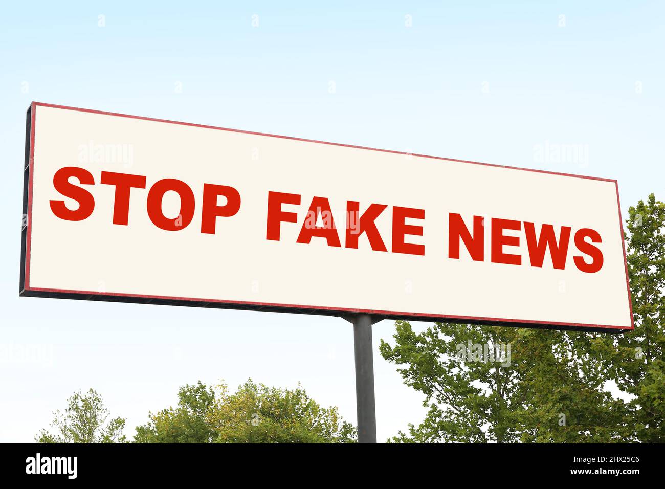 Publicité panneau avec texte ARRÊTER FAUSSES NOUVELLES en plein air Banque D'Images