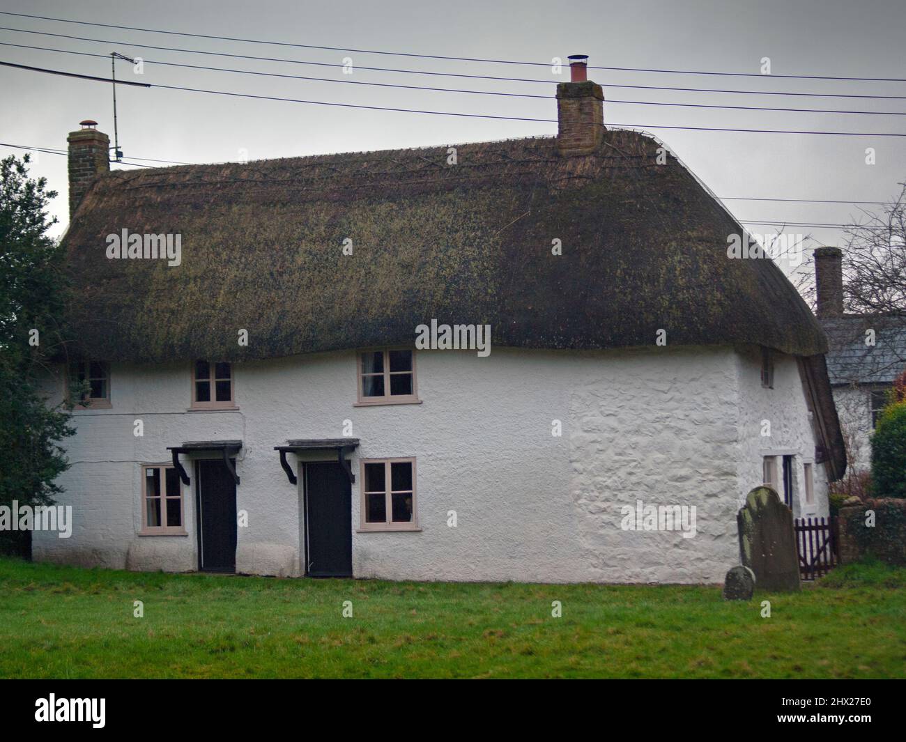 Un vieux cottage au bord d'un cimetière à Avebury, Wiltshire, Angleterre Banque D'Images