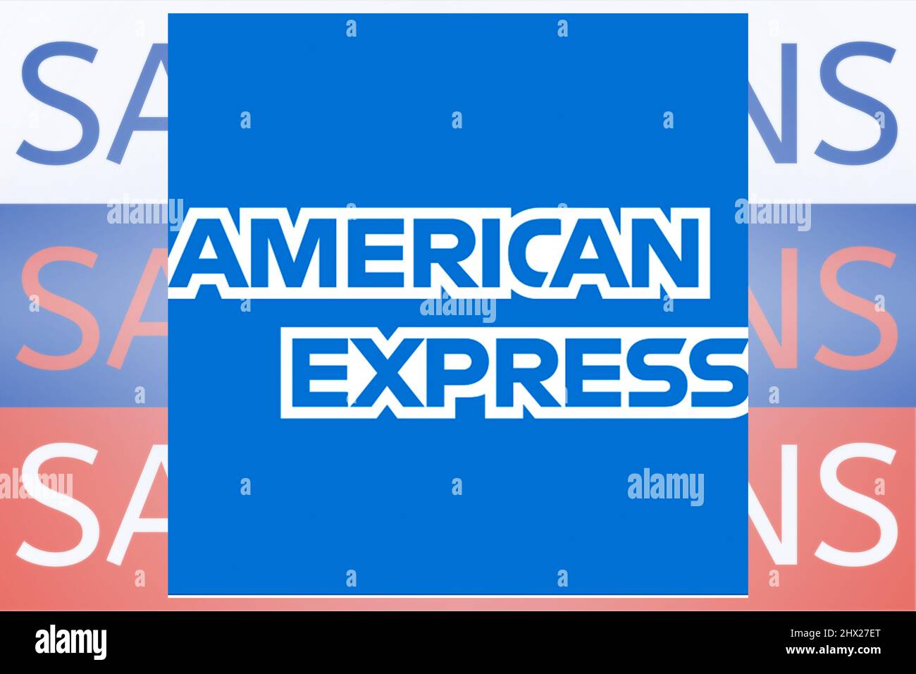 Logo American Express devant le texte de sanction sur le drapeau russe. De nouvelles sanctions contre la Russie suite à son invasion de l'Ukraine. Mars 2022, San Francisco, États-Unis Banque D'Images