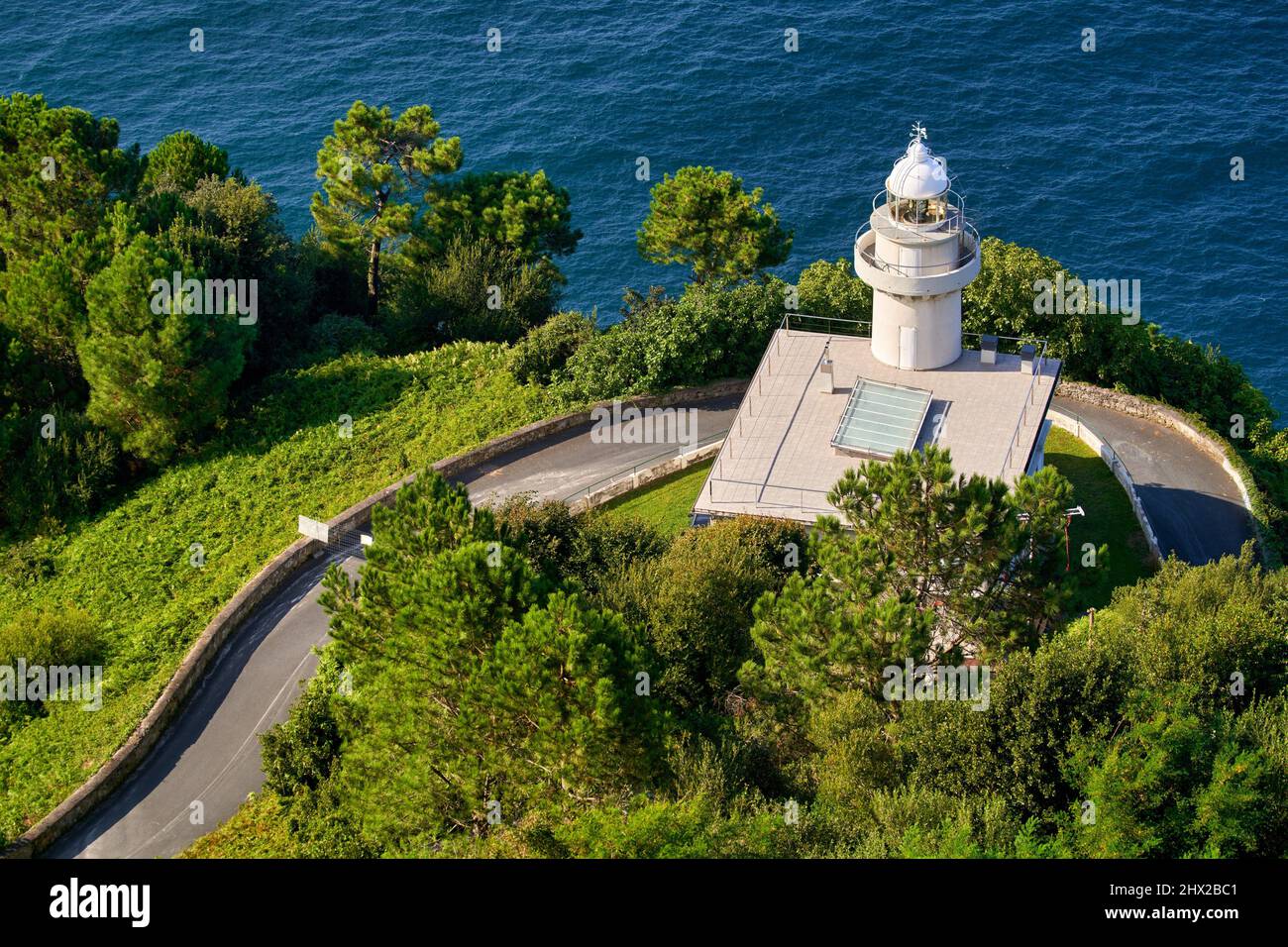Monte Igeldo Lighthouse, il a été construit en 1855, dans un style néoclassique, sur les pentes du mont Igeldo. Le bâtiment du phare est rectangulaire avec 2 Banque D'Images
