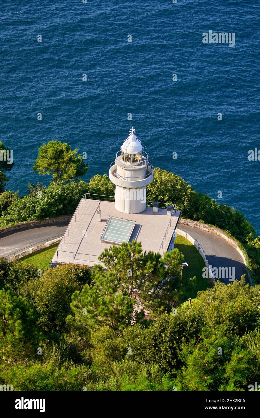 Monte Igeldo Lighthouse, il a été construit en 1855, dans un style néoclassique, sur les pentes du mont Igeldo. Le bâtiment du phare est rectangulaire avec 2 Banque D'Images