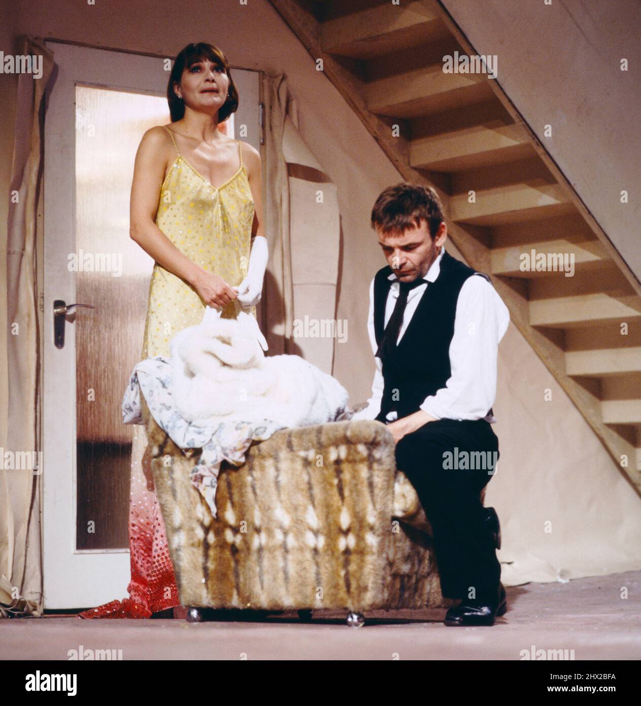 Torquato Tasso, Schauspiel von Johann Wolfgang von Goethe, TV-Aufzeichnung, Schauspielhaus Bochum, 1988, Regie: Claus Peymann, Szene: Barbara Nüsse als Leonore von Este, Branko Samarovski als Torquato Tasso. Torquato Tasso, pièce de Johann Wolfgang von Goethe, enregistrement TV, Schauspielhaus Bochum, 1988, réalisateur: Claus Peymann, Scène: Barbara Nuesse comme Leonore von Este, Branko Samarovski comme Torquato Tasso. Banque D'Images