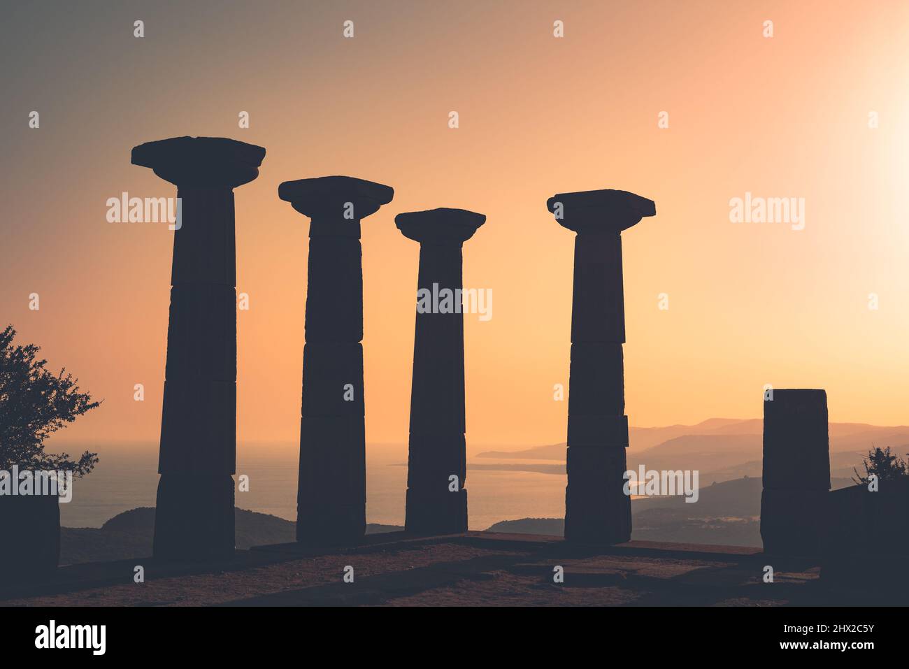 Les ruines de la colonne dorique du Temple d'Athéna au coucher du soleil. Ville ancienne d'Assos. Behramkale, Canakkale, Turquie Banque D'Images