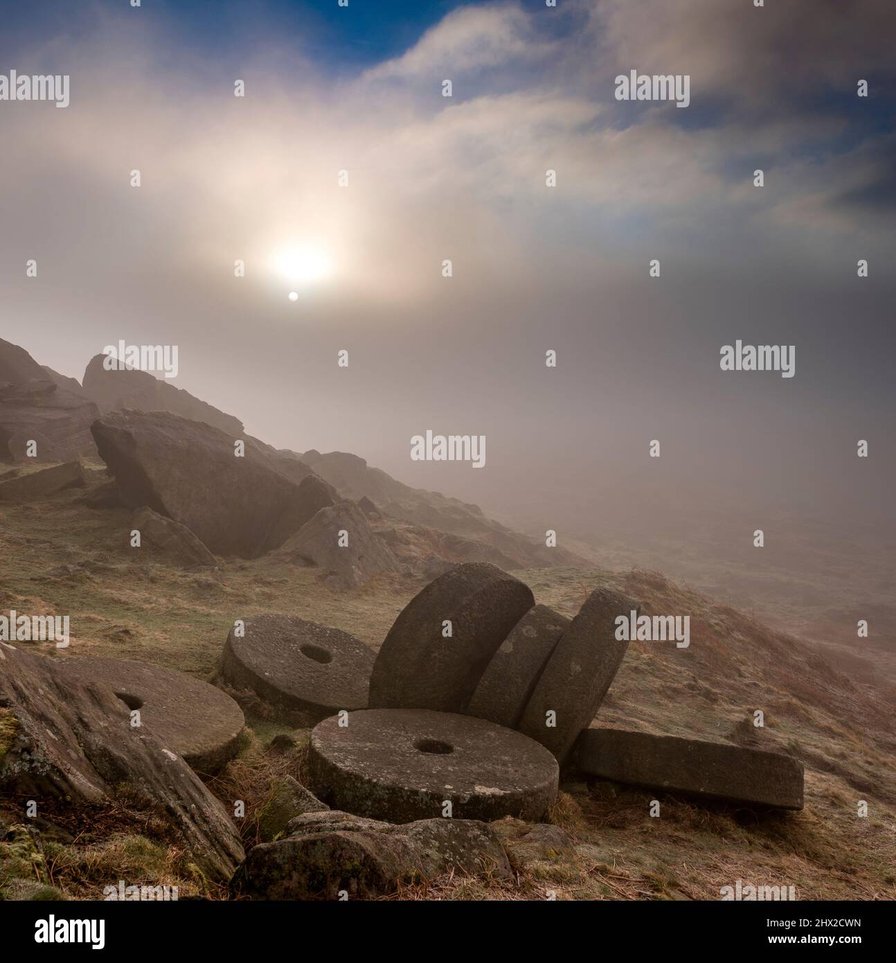 Lever de soleil brumeux. Stanage Edge, parc national de Peak District, Derbyshire, angleterre, Royaume-Uni Banque D'Images