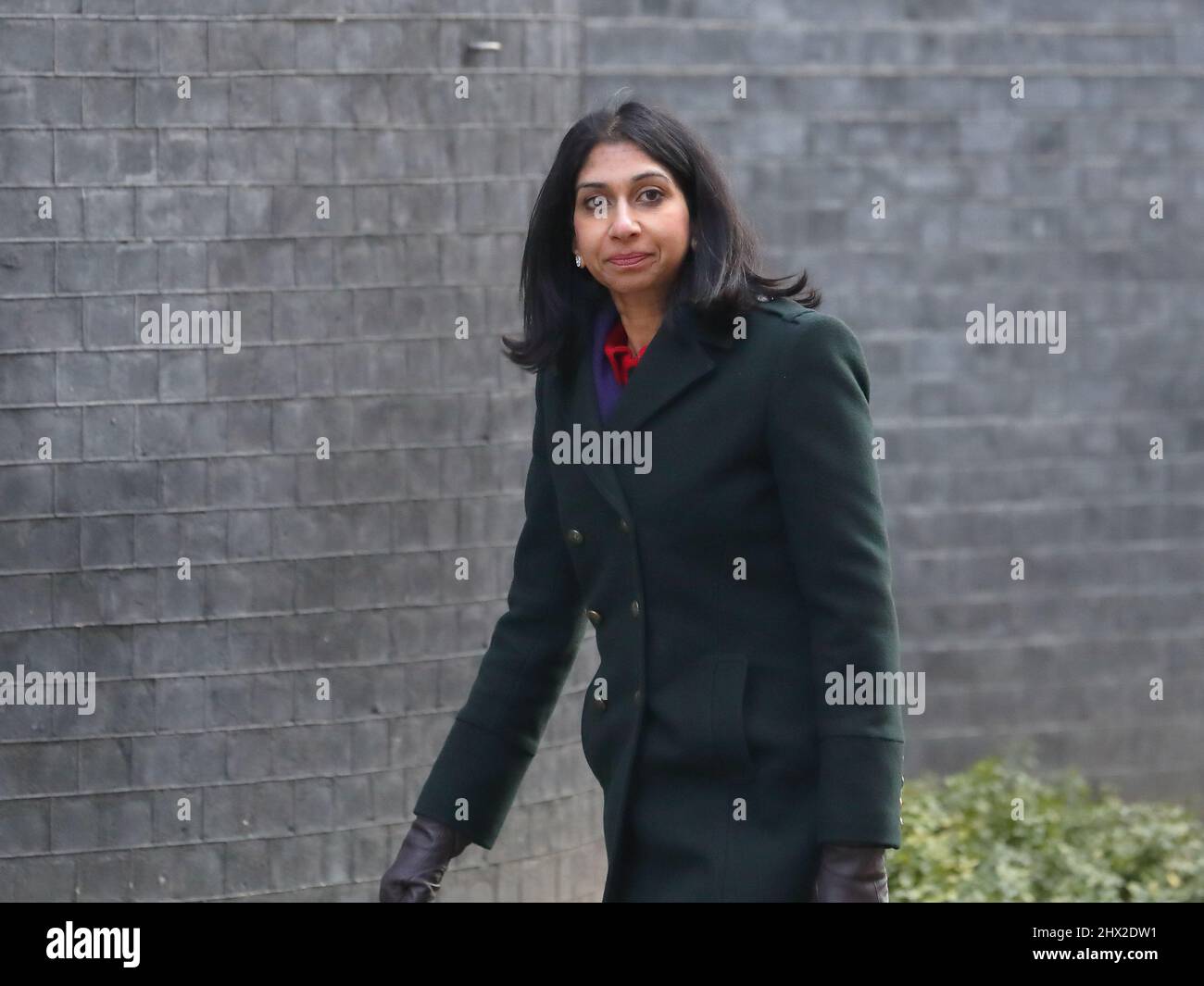 Londres, Royaume-Uni. 8th mars 2022. Le procureur général Suella Braverman arrive pour la réunion hebdomadaire du Cabinet au n° 10 Downing Street Banque D'Images