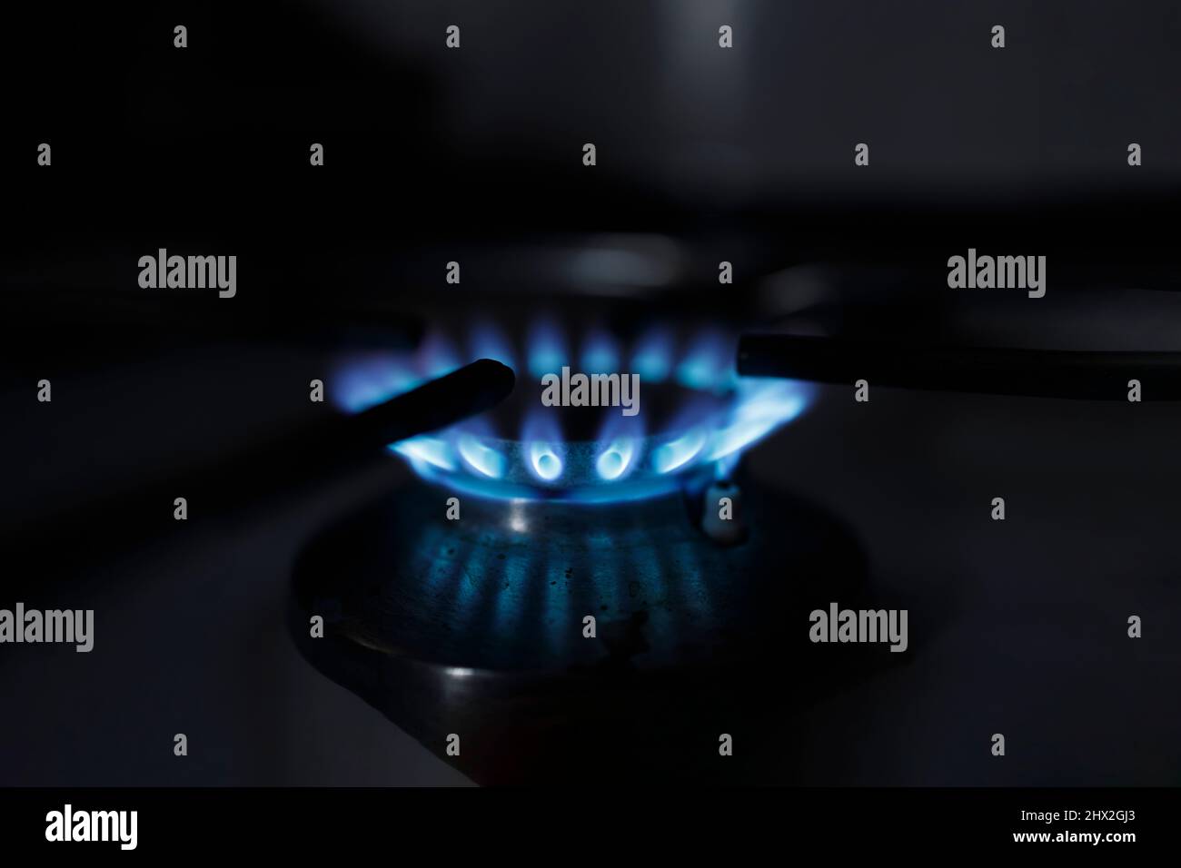 Une flamme d'une cuisinière à gaz qui brûle pendant les pénuries d'énergie Banque D'Images