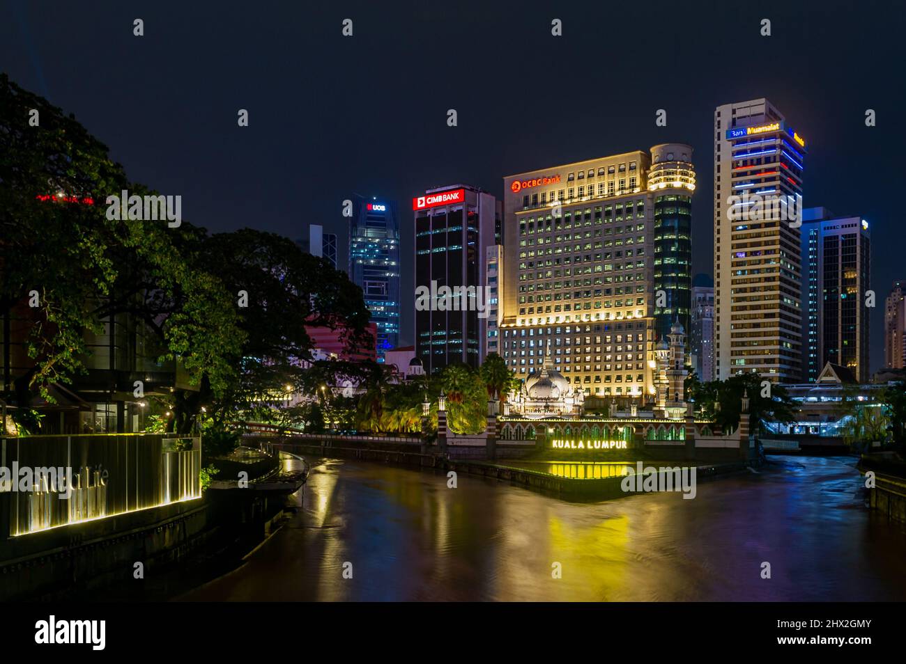 Mosquée Masjid Jamek, Kuala Lumpur, prise de la rivière de la vie la nuit lorsqu'elle pleut lourdement, avec des rivières Klang et Gombak enflées Banque D'Images