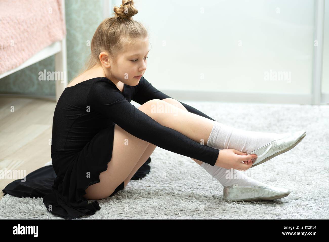 Enfant mettant sur des chaussures de danse pour cours de danse à la maison,  concept d'éducation en ligne Photo Stock - Alamy