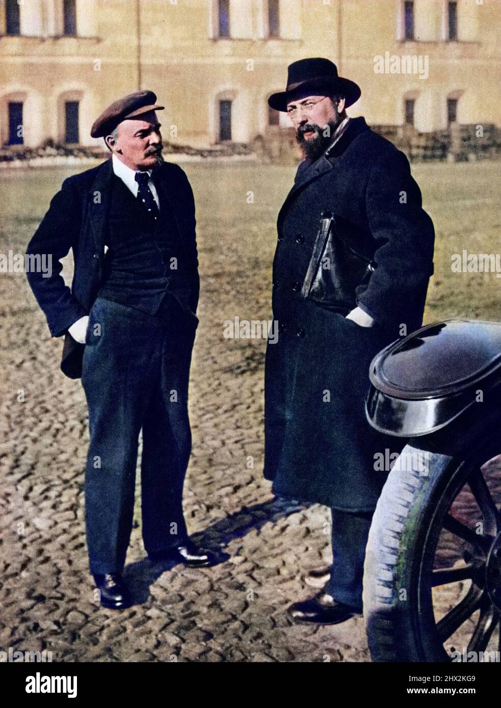 Lenine (Vladimir Ilitch Oulianov 1870-1924) avec Vladimir Bontch Brouevitch dans la cour du Kremlin, a Moscou, octobre 1918 - Banque D'Images