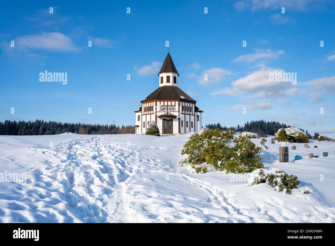 Chapelle évangélique en bois à Tesarov en hiver Banque D'Images
