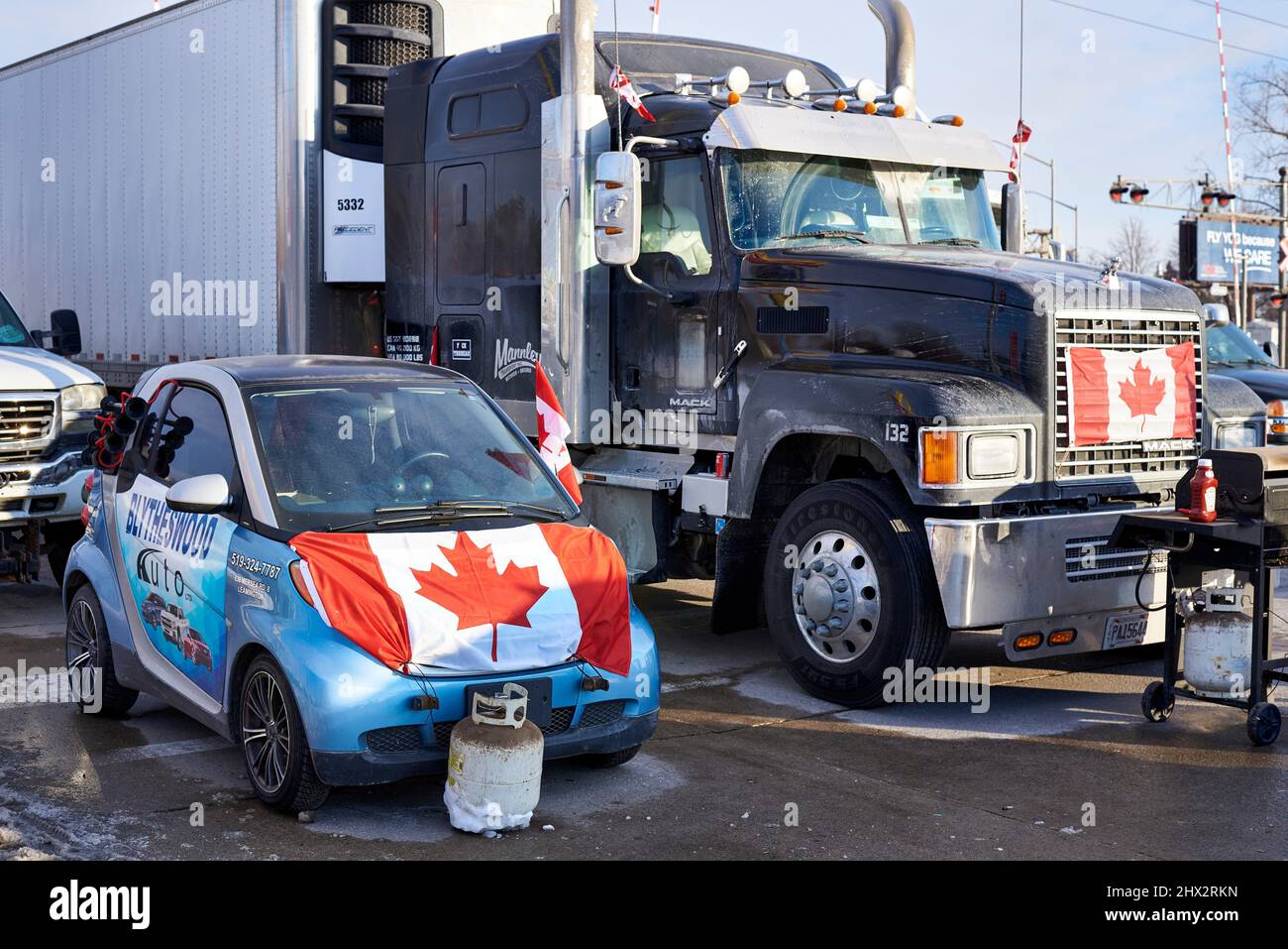 Certains des véhicules du convoi Freedom bloquant la circulation vers et depuis les États-Unis le 08 février 2022 près du pont Ambassador à Windsor, Banque D'Images
