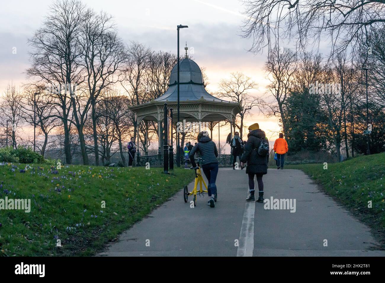 Newcastle upon Tyne, Royaume-Uni - 8th mars 2022 : les gens arrivent au parc des expositions pour cette route d'exercice pour les filles à l'occasion de la Journée internationale de la femme. Banque D'Images