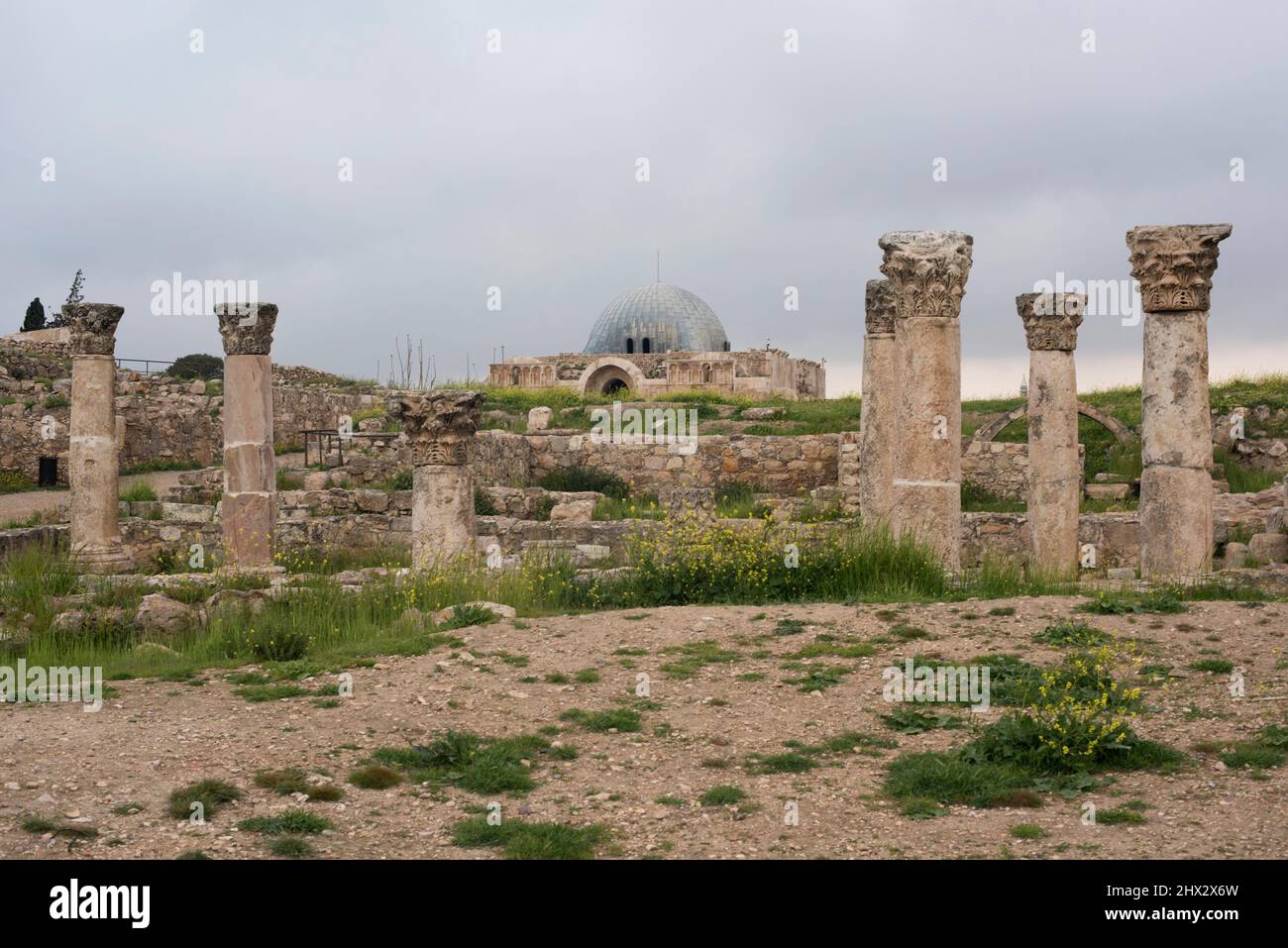 Citadelle d'Amman. Palais Umayyad du 8th siècle (en bas) et colonnes romaines. Jordanie. Banque D'Images