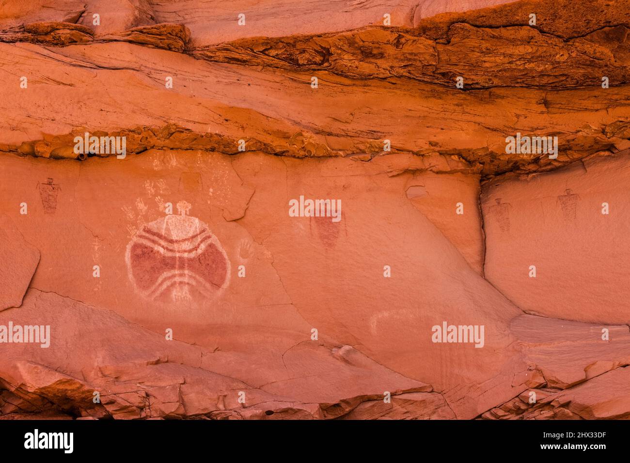 Le Baseball Man est un ancien pictogramme ancestral Puebloan Native American à Chinle Wash sur la réserve Navajo en Utah. Il a été peint plus th Banque D'Images