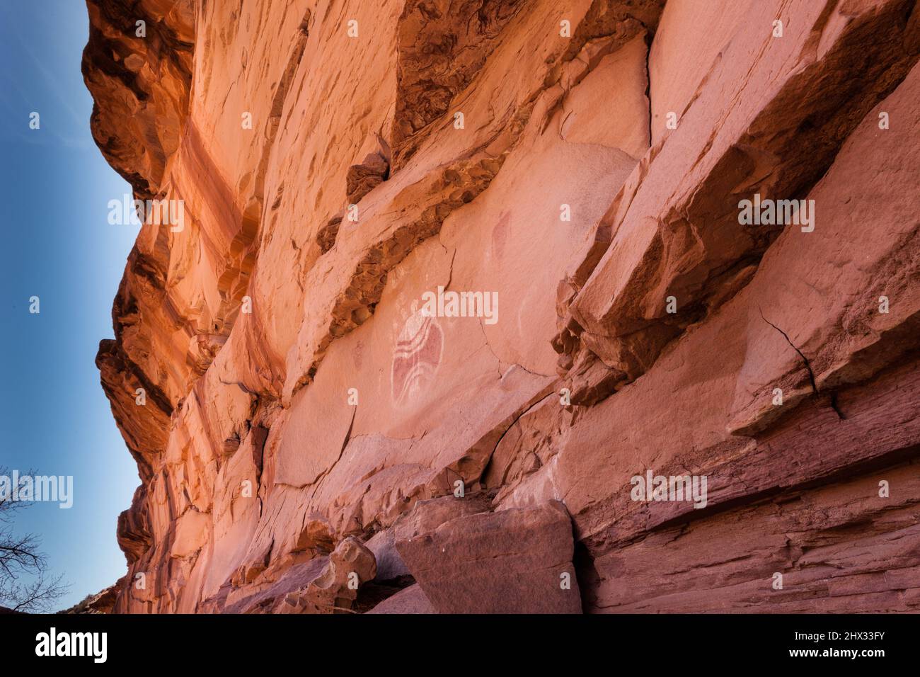 Le Baseball Man est un ancien pictogramme ancestral Puebloan Native American à Chinle Wash sur la réserve Navajo en Utah. Il a été peint plus th Banque D'Images