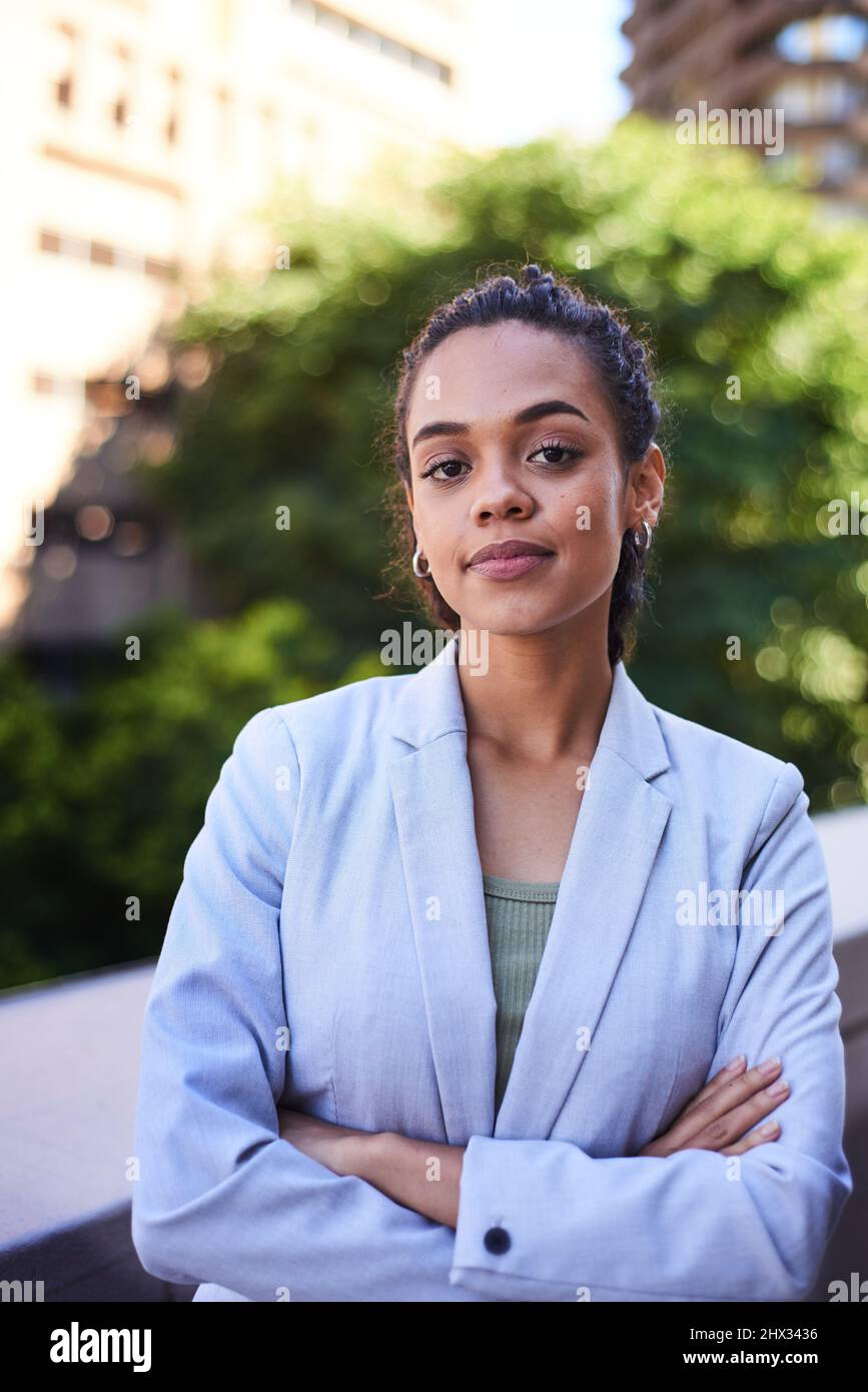 Portrait d'une jeune femme d'affaires sérieuse debout sur le balcon du bureau Banque D'Images