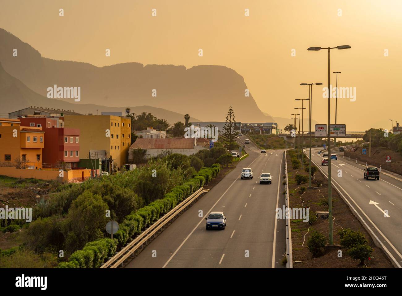 Vue sur la route côtière et la montagne au coucher du soleil à Galdar, Las Palmas, Gran Canaria, îles Canaries, Espagne, Europe Banque D'Images